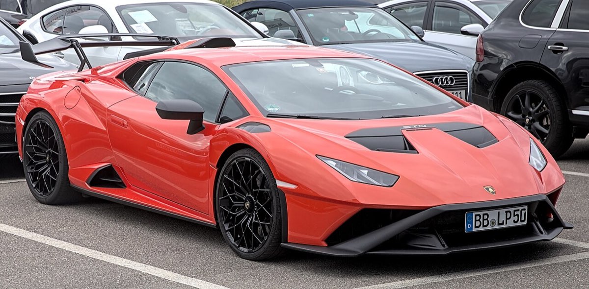 Lamborghini Huracan STO orange vue de trois quarts avant sur circuit